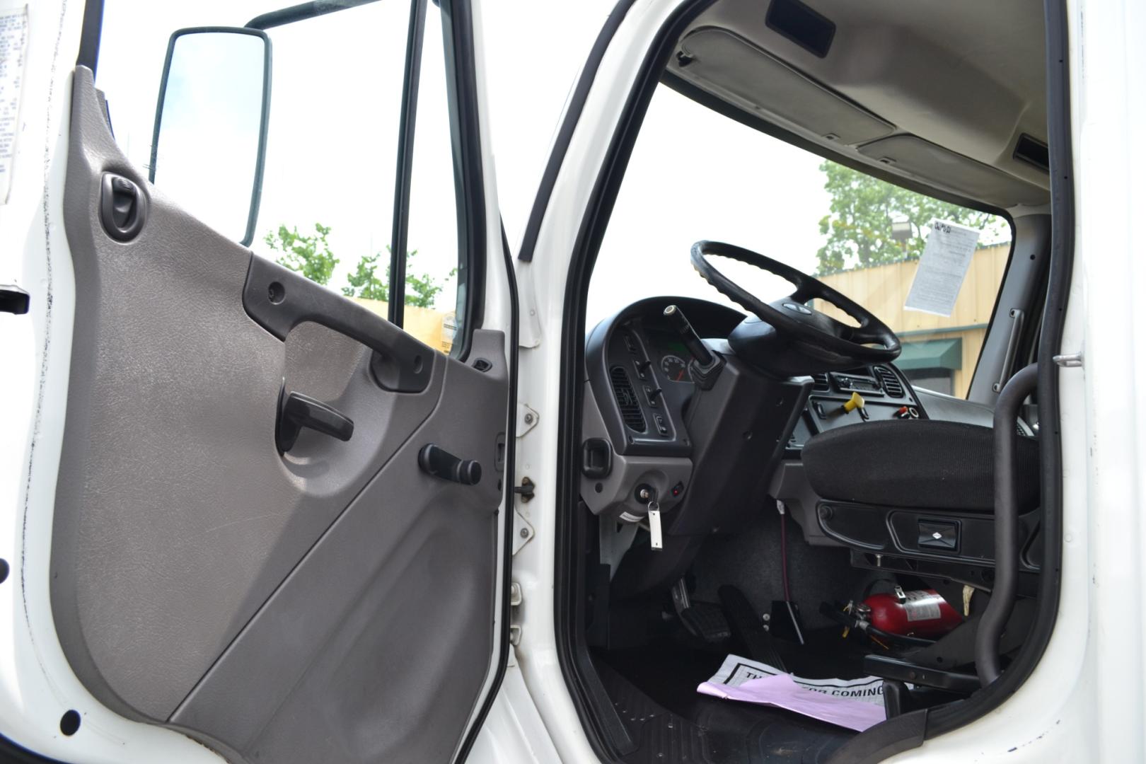 2017 WHITE /BLACK FREIGHTLINER M2-106 with an CUMMINS ISB 6.7L 240HP engine, ALLISON 2100HS AUTOMATIC transmission, located at 9172 North Fwy, Houston, TX, 77037, (713) 910-6868, 29.887470, -95.411903 - Photo#14